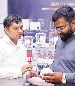 गांवों को रोशनी, जीवन को ऊर्जा से भरने में जुटे हैं मयूर हिवरकर